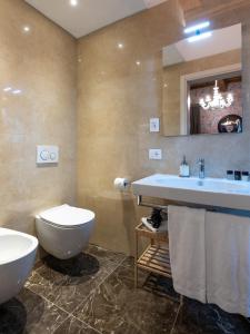 佛罗伦萨Kairos by Florence Art Apartments的浴室设有2个水槽、卫生间和镜子。