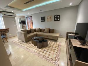 突尼斯Lac Palace Luxury Apartment-2 Bdr的客厅配有沙发和桌子