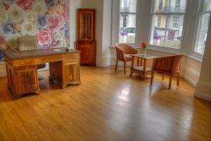 大雅茅斯Villa Rose的客房设有书桌和桌椅。