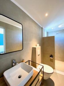 棕榈滩阿鲁巴酒店的一间带水槽、卫生间和镜子的浴室