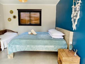 棕榈滩阿鲁巴酒店的一间卧室配有一张带蓝色墙壁的大床