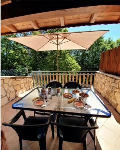 罗卡迪坎比奥La casa di Olivia的庭院里配有桌椅和遮阳伞