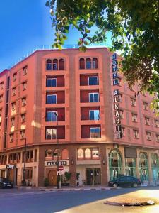 马拉喀什阿尔卡比尔酒店的城市街道上一座大型红砖建筑