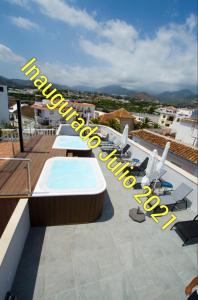 内尔哈NERJA-CENTRO-JACUZZI- MIRADOR DE LA ERMITA- Adults Recommended的建筑物屋顶上的游泳池