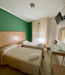 阿利坎特阿拉莫酒店的酒店客房设有两张床和电视。