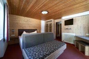 索尔登朱迪思酒店的一间卧室设有一张木天花板床。