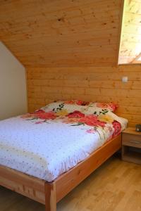 罗加斯卡斯拉提纳Ranč Stojnšek的小木屋内一间卧室,配有一张床