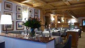 莱赫阿尔贝格哈登霍夫酒店的用餐室配有桌椅和台灯