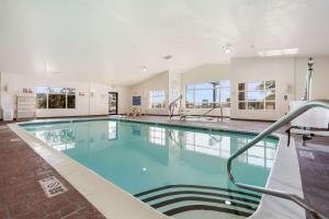 林垦Quality Inn Lincoln Cornhusker的大楼内一个蓝色的大型游泳池