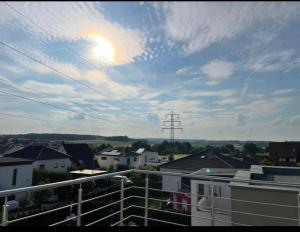 上阿斯巴赫Luxusvilla Neubau 2的阳台享有云天美景。