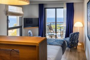 卡尔维KASANO & Spa的酒店客房设有一张床,享有海景。