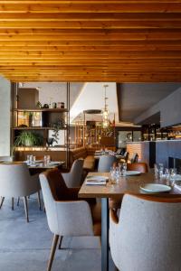 英雄港The Shipyard - Angra的餐厅设有木制天花板和桌椅