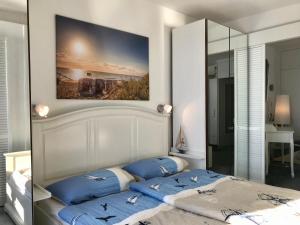 石勒苏益格Panoramablick Ostseefjord Schlei的一间卧室配有一张带蓝色枕头的床。