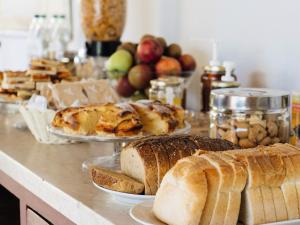 巴拉吕克莱班Belambra Clubs Balaruc-les-Bains - Les Rives De Thau的一张桌子上面有很多不同类型的面包