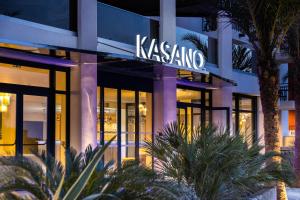 卡尔维KASANO & Spa的带有读卡索亚符号的建筑