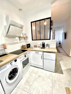 圣艾蒂安L’Escale - Le Boho + garage + NETFLIX的厨房配有洗衣机和水槽
