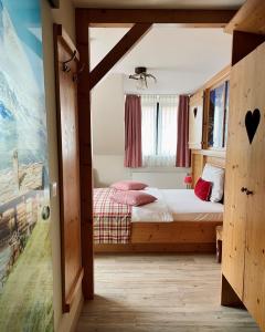 海尔布隆梦幻空间酒店 的一间小卧室,配有床和窗户