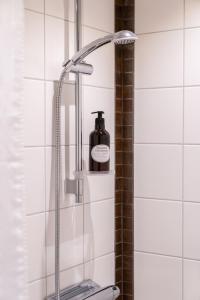 伊德勒Sporthotellet Idre的浴室提供淋浴和1瓶肥皂