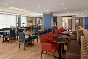Holiday Inn Express & Suites Woodside LaGuardia Airport餐厅或其他用餐的地方