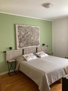 维琴察Appartamento Golia的一间卧室配有一张带两个枕头的床