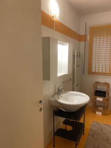 维琴察Appartamento Golia的一间带白色水槽和窗户的浴室