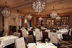 索非亚维多利亚别墅 - 络温园索非亚的餐厅设有白色的桌椅和吊灯。