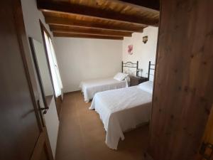 巴尔韦尔德Pajero Las Cadenas的一间卧室设有两张床和窗户。