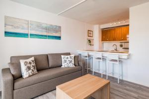 英格兰海滩Roca Verde - Playa del Inglés的带沙发的客厅和厨房