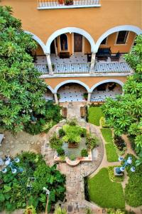梅里达加勒比梅里达尤卡坦半岛酒店 的享有带花园的建筑的外部景色