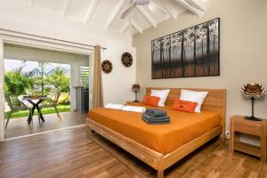 圣马丁岛Les Galets Sxm的一间卧室配有带橙色枕头的床
