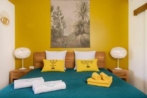 圣马丁岛Les Galets Sxm的一间卧室配有一张黄色墙壁和黄色枕头的床