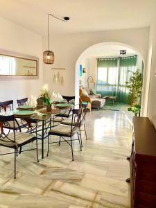 锡蒂奥卡拉翁达Casa de las Palmas的用餐室以及带桌椅的起居室。