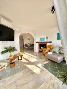 锡蒂奥卡拉翁达Casa de las Palmas的带沙发和电视的客厅