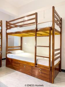 蓬蒂切里Eness Hostels Pondicherry的客房内的双层床和两张双层床