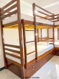 蓬蒂切里Eness Hostels Pondicherry的客房内的两张双层床