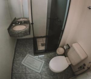 托雷斯Hotel Bauer的浴室配有卫生间、淋浴和盥洗盆。