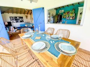 KoolbaaiAquamarine, private room in Villa Casa Blue pool sea view的餐桌、椅子和蓝色桌子