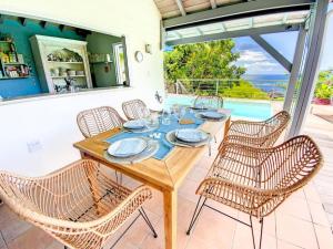 KoolbaaiAquamarine, private room in Villa Casa Blue pool sea view的一间带桌椅的用餐室