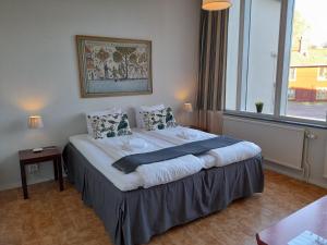 莫拉Kristinebergs Bed & Breakfast的一张大床,位于带大窗户的房间里