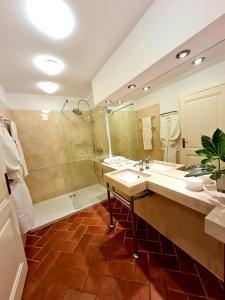 杜布罗夫尼克LOCUS Dubrovnik的浴室配有水槽、淋浴和浴缸。