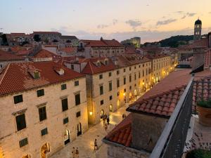 杜布罗夫尼克LOCUS Dubrovnik的享有夜间城市景观和建筑