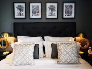 沙特尔Hôtel Le Boeuf Couronné Chartres - Logis Hotels的一间卧室配有一张带黑白枕头的床