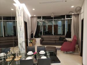 吉隆坡KLCC Service suites by Home Sweet Home的客厅配有沙发和桌子