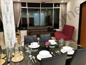 吉隆坡KLCC Service suites by Home Sweet Home的一间带桌椅和沙发的用餐室