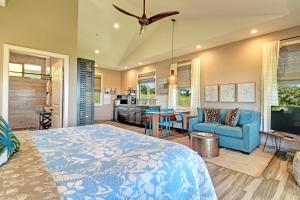 North Hilo马哈娜之家乡村宾馆的一间带蓝色床的卧室和一间客厅