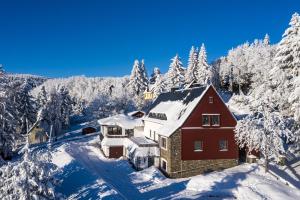 奥泊维森塔尔Ferienhaus Freitag的雪覆盖的房子的空中景色