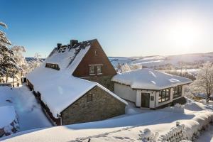 奥泊维森塔尔Ferienhaus Freitag的雪中积雪覆盖的房子