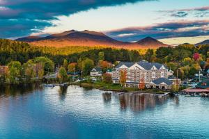 萨拉纳克莱克Saranac Waterfront Lodge的享有湖上度假村的空中景致