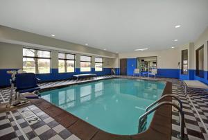 马歇尔马歇尔智选假日酒店的蓝色的大游泳池,位于酒店客房内