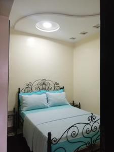 阿加迪尔Sidi Youssef Agadir的卧室配有一张白色天花板的床